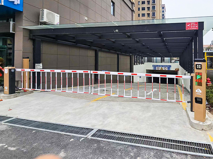 某小區停車場采用 “安快” 車牌識別系統